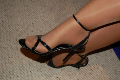 Ножки в колготках и босоножках