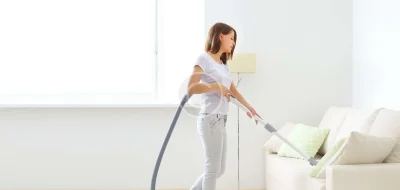 Девушка с пылесосом