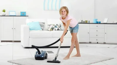 Девочка пылесосит