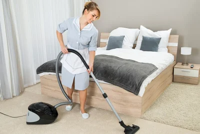 Горничная пылесосит