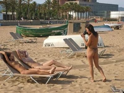 Пляж барселоны девушки топлес