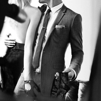 Мужчина и женщина в костюмах