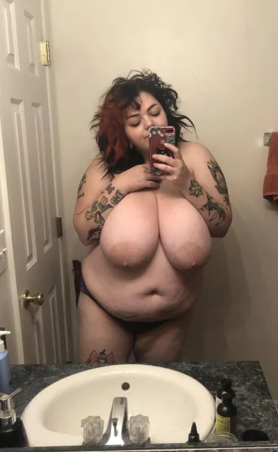 Толстушка ню