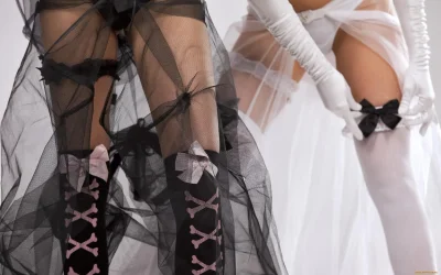 Девушка в чулках с подвязками