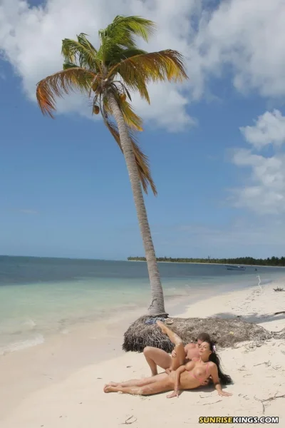 Голые на необитаемом острове