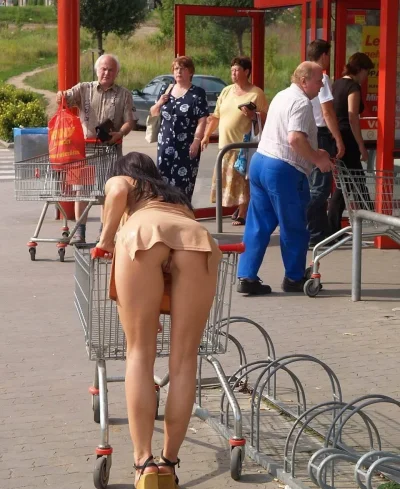 На публике без трусов