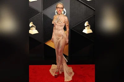 Грэмми голая