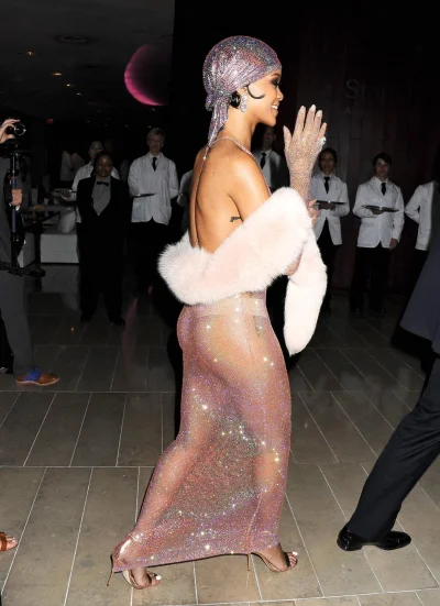 Рианна в голом платье