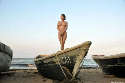 Эротическая фотосессия на лодке