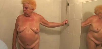 Толстые старухи в душевой