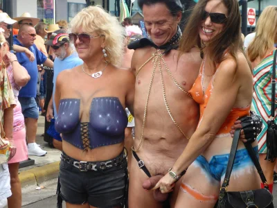 Старые женщины голые на фестивале