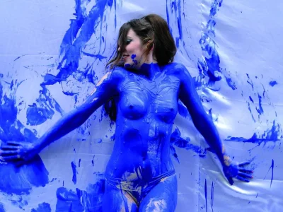 Девушка в красках