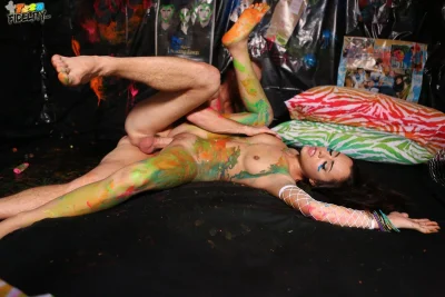 Голая художница в краске