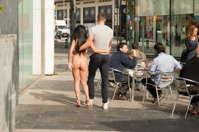 Ходит голая по улице