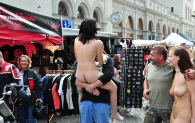 Прошлась голая по улице