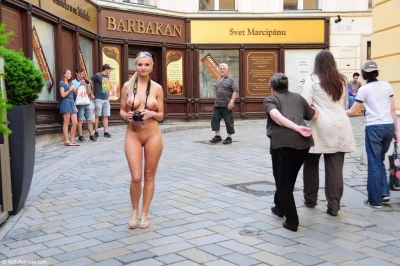 Голая девушка на улице