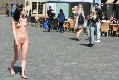 Девушки гуляют голышом