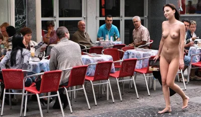 Голые женщины в людных местах