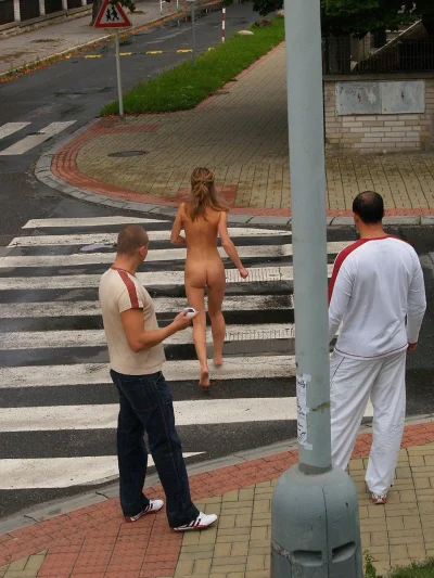 Идет голая по улице