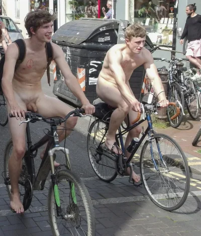 Мужчины велосипедисты ню