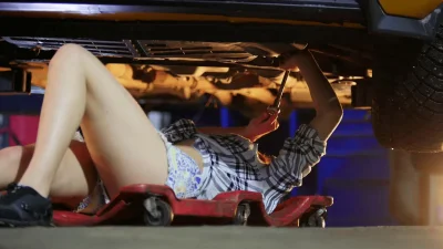 Женщина под машиной