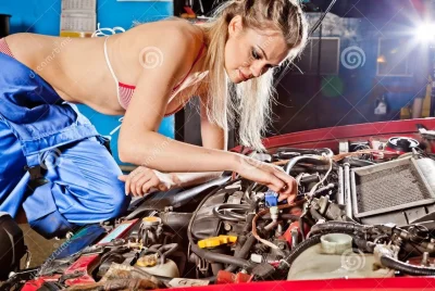 Девушка автослесарь