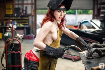 Девушка автомеханик эро