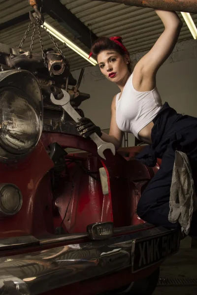 Девушка механик
