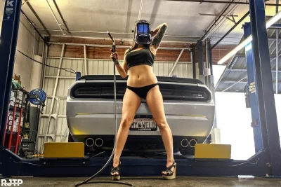 Девушка сварщик