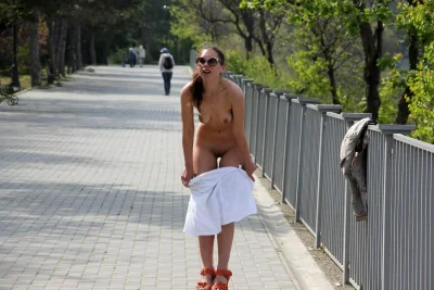 Голая ходит по улице