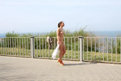 Голая женщина на набережной