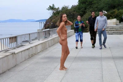 Прогулка голенькой девушки