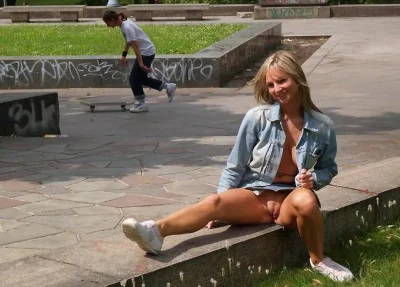 Женские ножки на улице