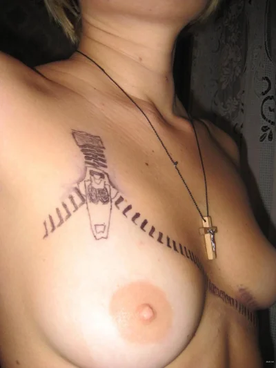 Крест на груди тату