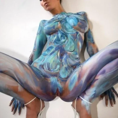 Бодиарт девушки без одежды