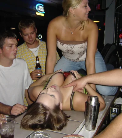 Пьяные девушки показывают грудь