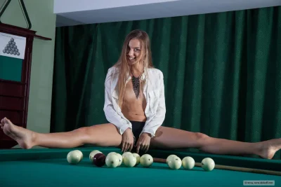 Юля таргоний на бильярдном столе голая