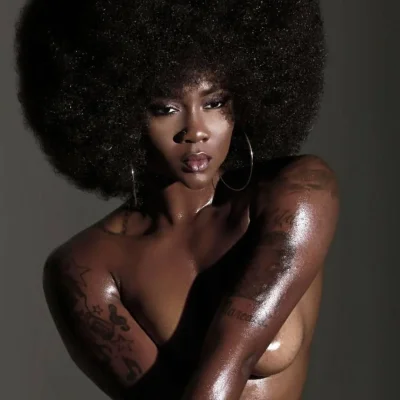 Голая женщина с темной кожей