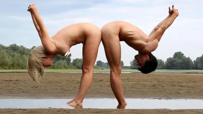 Голые женщины занимаются гимнастикой