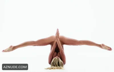 Красивое голое тело йога