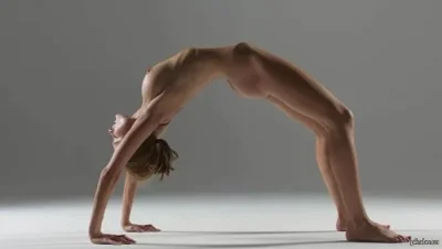 Голые девушки в необычных позах