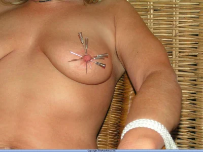 Сиськи проколоты иголками