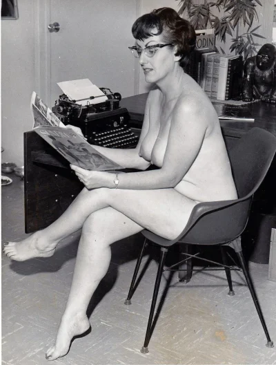 Голые женщины в офисе ретро