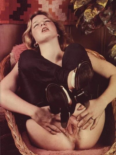 Мастурбация девушек ретро