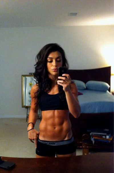 Девушки с кубиками пресса