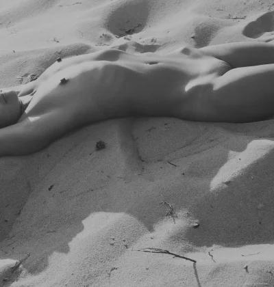 Ню на пляже