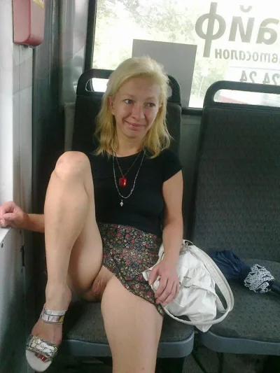 Под юбкой в метро