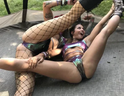 Голые красотки на фестивале