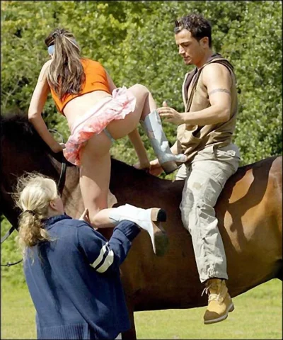 Девушка верхом на лошади