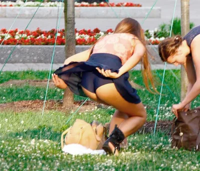 Короткая юбка задралась